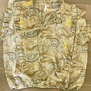Elan paisley chiffon top. Size large fits a medium.